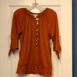 New York Laundry burnt orange fall top with detachable beaded necklace